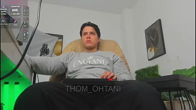 Snapshot of Thom_Ohtani chatting on 06-12-26, 02:10 Thom Ohtani online show from 06-12-26, 02:10