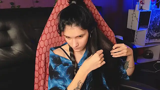 Snapshot of Hyeon_Jin chatting on 02-13-25, 04:43 Hyeon Jin online show from 02-13-25, 04:43