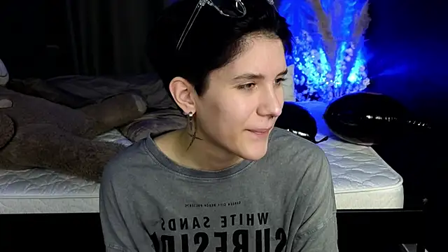 Snapshot of Hyeon_Jin chatting on 03-11-25, 07:47 Hyeon Jin online show from 03-11-25, 07:47