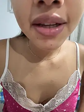 Snapshot of LuizaDiaz chatting on 10-19-25, 12:22 LuizaDiaz online show from 10-19-25, 12:22