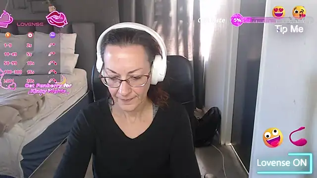 Snapshot of boeslaboes1 chatting on 05-10-26, 05:34 boeslaboes1 online show from 05-10-26, 05:34