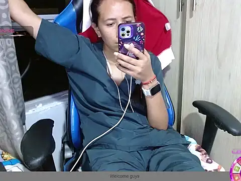 Danielagomez33 online show from 04-11-26, 12:37