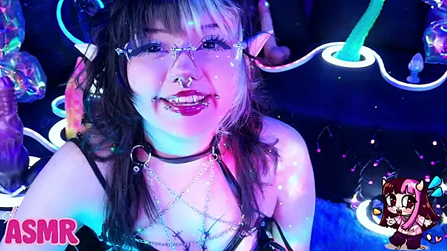 Snapshot of LaytonBox chatting on 05-15-26, 02:24 LaytonBox online show from 05-15-26, 02:24