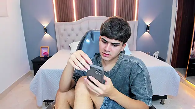 Snapshot of Tommy18__ chatting on 06-24-26, 03:38 Tommy18 online show from 06-24-26, 03:38