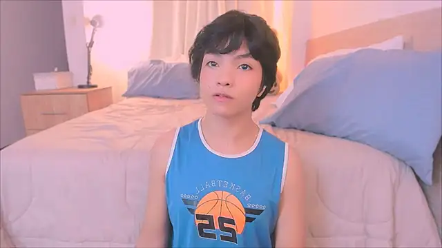 AllanYong18 online show from 12-04-25, 10:35