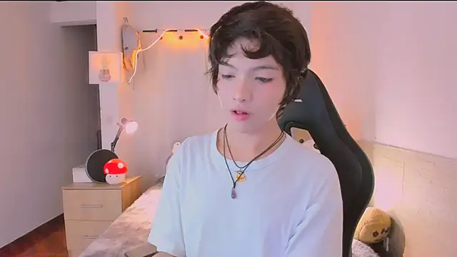 AllanYong18 online show from 04-12-26, 08:52