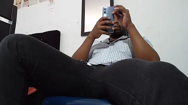 Snapshot of strong__anthony chatting on 06-11-26, 04:05 strong anthony online show from 06-11-26, 04:05
