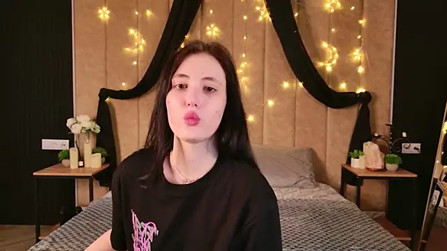 Snapshot of EmmaLawrens chatting on 02-20-26, 08:53 EmmaLawrens online show from 02-20-26, 08:53