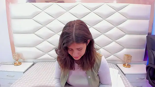 Snapshot of MiaQueen021 chatting on 02-04-25, 12:33 MiaQueen021 online show from 02-04-25, 12:33