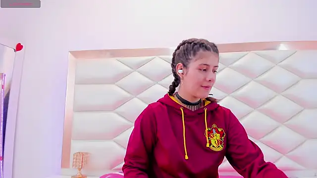 Snapshot of MiaQueen021 chatting on 03-06-25, 06:37 MiaQueen021 online show from 03-06-25, 06:37