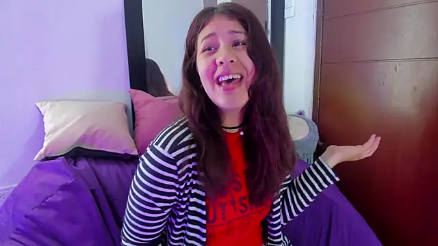 Snapshot of MiaQueen021 chatting on 09-19-25, 02:40 MiaQueen021 online show from 09-19-25, 02:40