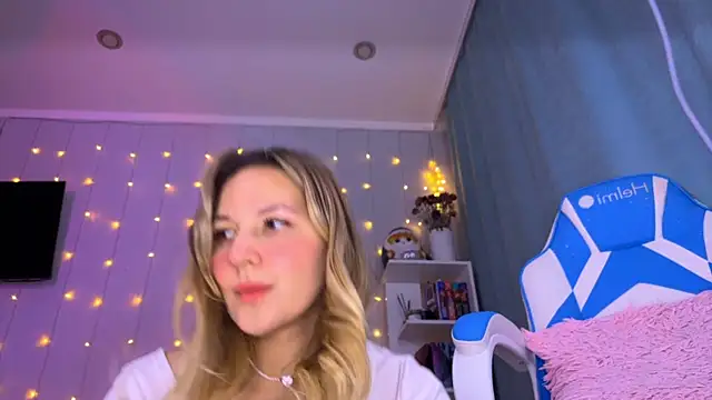 Mercedes Robinson online show from 09-19-25, 04:29