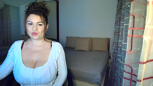 Snapshot of VixenVibesX chatting on 10-26-25, 08:37 VixenVibesX online show from 10-26-25, 08:37