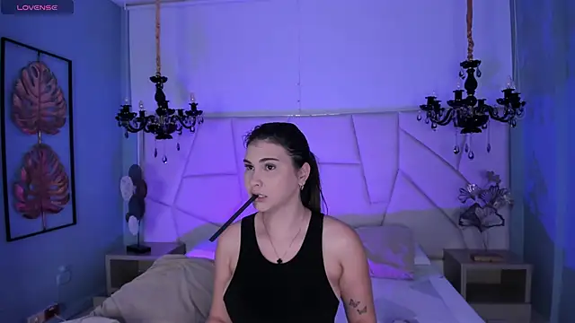 Aitana Hilton  online show from 11-12-25, 11:54