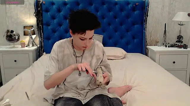 via mayer  online show from 04-16-26, 09:39