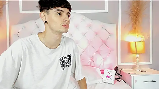 Snapshot of connor_and_angel chatting on 02-05-25, 04:25 connor and angel online show from 02-05-25, 04:25