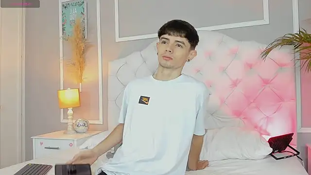 Snapshot of connor_and_angel chatting on 03-07-25, 01:07 connor and angel online show from 03-07-25, 01:07