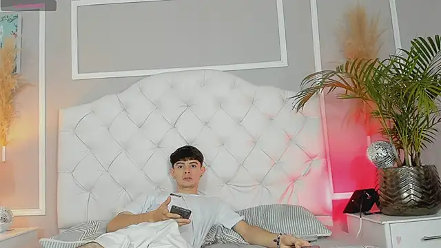 Snapshot of connor_and_angel chatting on 03-19-25, 04:34 connor and angel online show from 03-19-25, 04:34