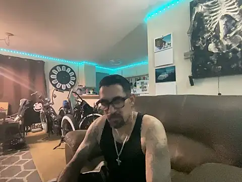 Snapshot of hornycouple818 chatting on 02-15-25, 08:11 hornycouple818 online show from 02-15-25, 08:11