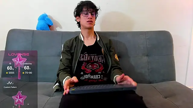Snapshot of Cum_hunters chatting on 07-14-26, 03:11 Cum hunters online show from 07-14-26, 03:11