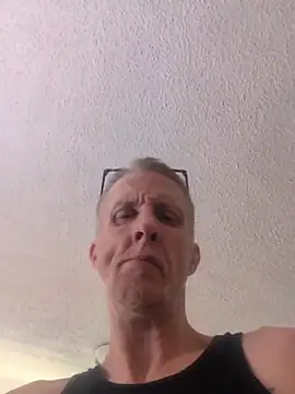 Snapshot of VibeyLovers chatting on 11-08-25, 10:08 VibeyLovers online show from 11-08-25, 10:08