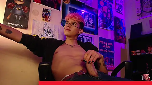 Snapshot of Mickey_Magic chatting on 11-16-25, 03:56 Mickey Magic online show from 11-16-25, 03:56