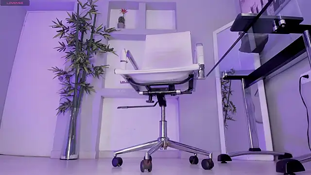 hannah howeell   online show from 09-11-25, 09:42