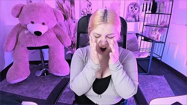 DiaAngell online show from 11-30-25, 06:12