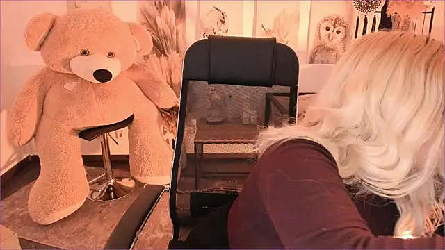 DiaAngell online show from 12-19-25, 07:43