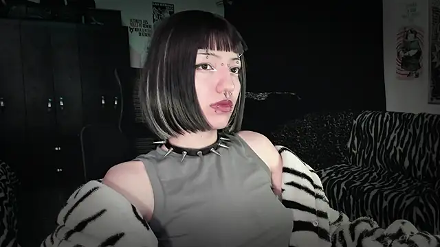 Snapshot of roxy_toxic chatting on 05-28-26, 01:36 roxy toxic online show from 05-28-26, 01:36