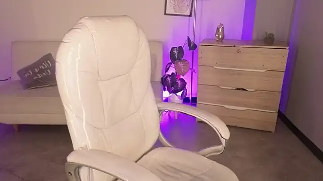 Nicole Foxx  online show from 12-05-25, 08:27