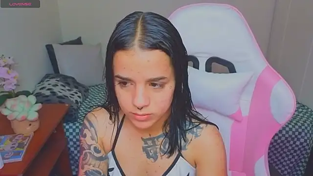 Snapshot of Nicole_Foxx_ chatting on 06-23-26, 06:50 Nicole Foxx online show from 06-23-26, 06:50