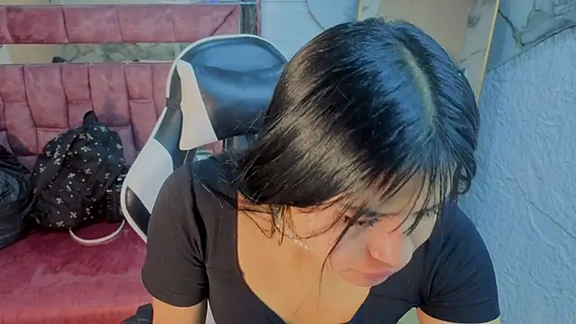 Snapshot of Paulette_v chatting on 06-24-26, 01:10 Paulette v online show from 06-24-26, 01:10