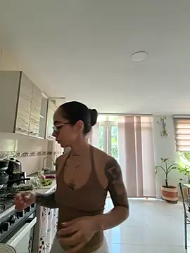 Snapshot of sophierooy22 chatting on 06-18-26, 05:28 sophierooy22 online show from 06-18-26, 05:28