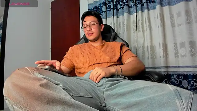 Snapshot of Amon__ashford chatting on 07-30-26, 04:33 Amon ashford online show from 07-30-26, 04:33