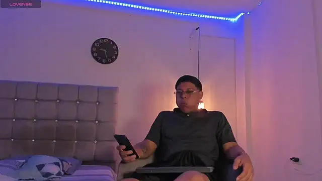 Snapshot of Tylerdrdn chatting on 10-28-25, 05:44 Tylerdrdn online show from 10-28-25, 05:44