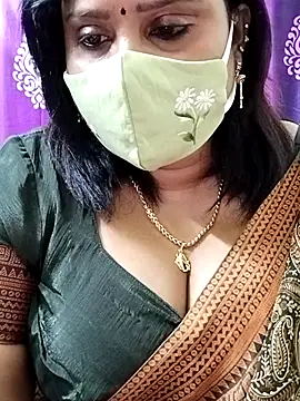 Snapshot of Queenflowerr chatting on 10-25-25, 04:31 Queenflowerr online show from 10-25-25, 04:31