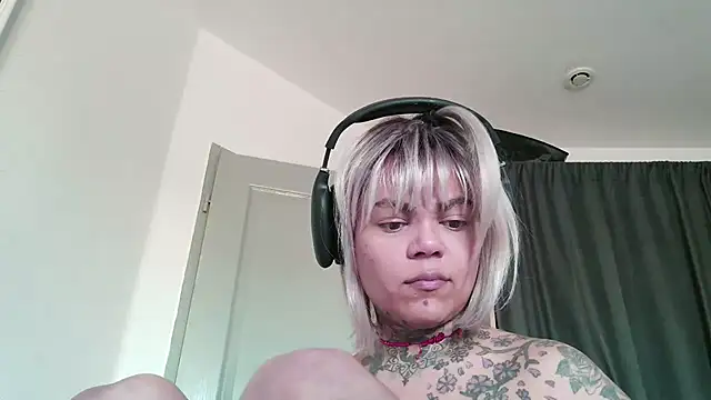 Snapshot of serena__vedette chatting on 04-22-26, 04:19 serena vedette online show from 04-22-26, 04:19
