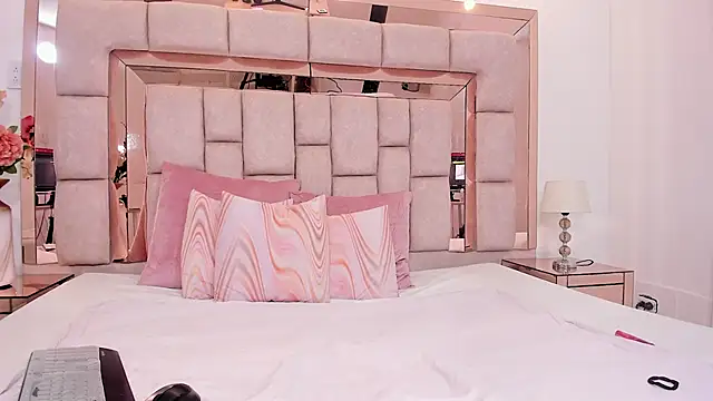 Snapshot of taliarussel chatting on 01-22-25, 10:05 taliarussel online show from 01-22-25, 10:05