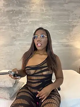 Snapshot of Alaia_Colins chatting on 06-24-26, 02:10 Alaia Colins online show from 06-24-26, 02:10