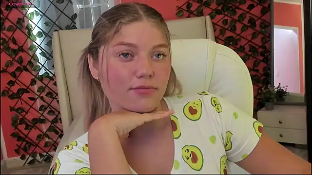 Snapshot of alaia_greyy chatting on 05-12-26, 12:46 alaia greyy online show from 05-12-26, 12:46