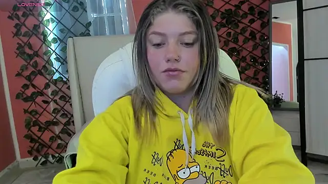 Snapshot of alaia_greyy chatting on 05-14-26, 12:45 alaia greyy online show from 05-14-26, 12:45