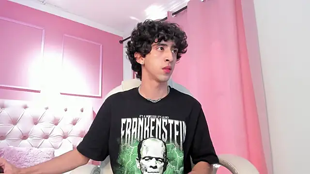 Snapshot of Alezzandro_ chatting on 01-25-25, 06:02 Alezzandro online show from 01-25-25, 06:02