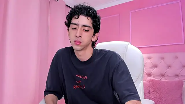 Snapshot of Alezzandro_ chatting on 02-03-25, 02:13 Alezzandro online show from 02-03-25, 02:13