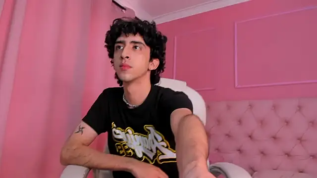 Snapshot of Alezzandro_ chatting on 02-05-25, 08:04 Alezzandro online show from 02-05-25, 08:04