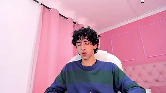 Snapshot of Alezzandro_ chatting on 02-06-25, 02:26 Alezzandro online show from 02-06-25, 02:26