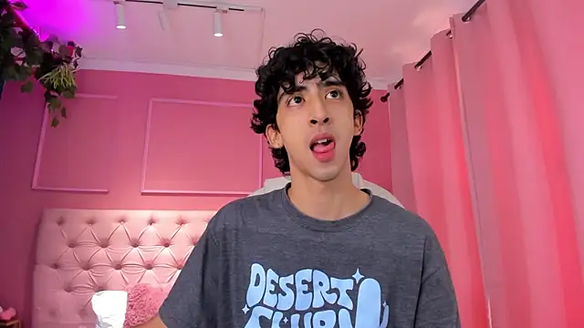 Snapshot of Alezzandro_ chatting on 02-08-25, 02:49 Alezzandro online show from 02-08-25, 02:49