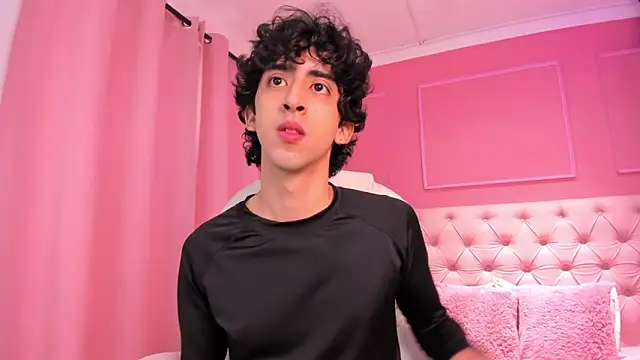 Snapshot of Alezzandro_ chatting on 02-10-25, 02:05 Alezzandro online show from 02-10-25, 02:05