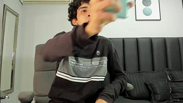 Snapshot of Alezzandro_ chatting on 02-14-25, 02:44 Alezzandro online show from 02-14-25, 02:44