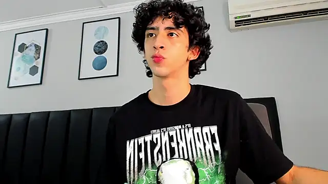 Snapshot of Alezzandro_ chatting on 02-23-25, 02:04 Alezzandro online show from 02-23-25, 02:04